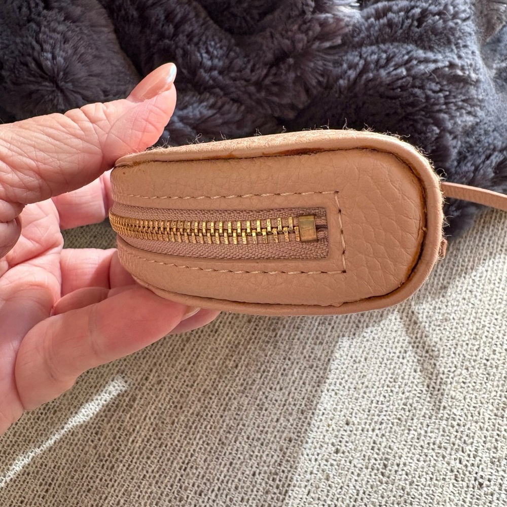 CHLOE, 💯 Authentic Pink Leather Logo Embossed Cosmetic Bag - Picture 4 of 16